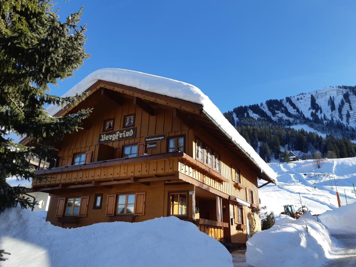 Das Bergfried - Urlaub Zentral Und Ruhig! Apartamento Riezlern Exterior foto