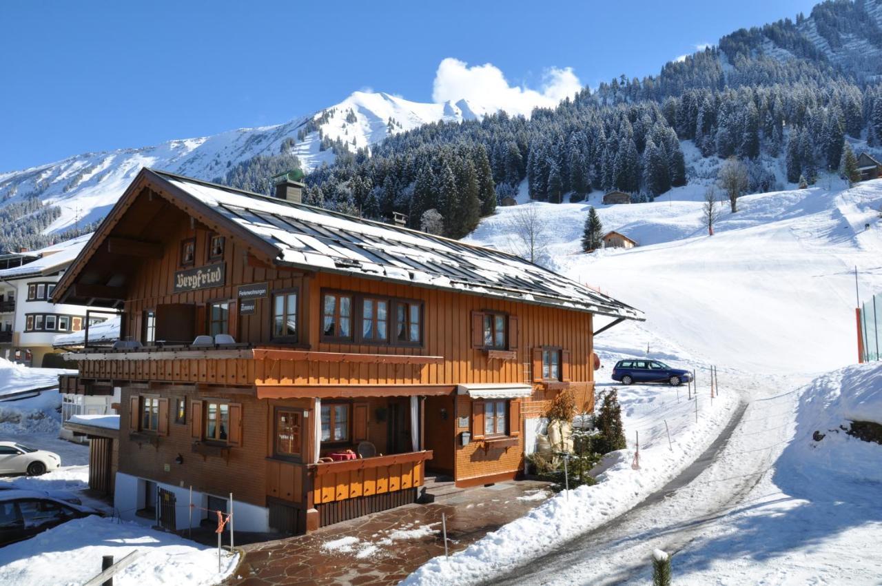Das Bergfried - Urlaub Zentral Und Ruhig! Apartamento Riezlern Exterior foto