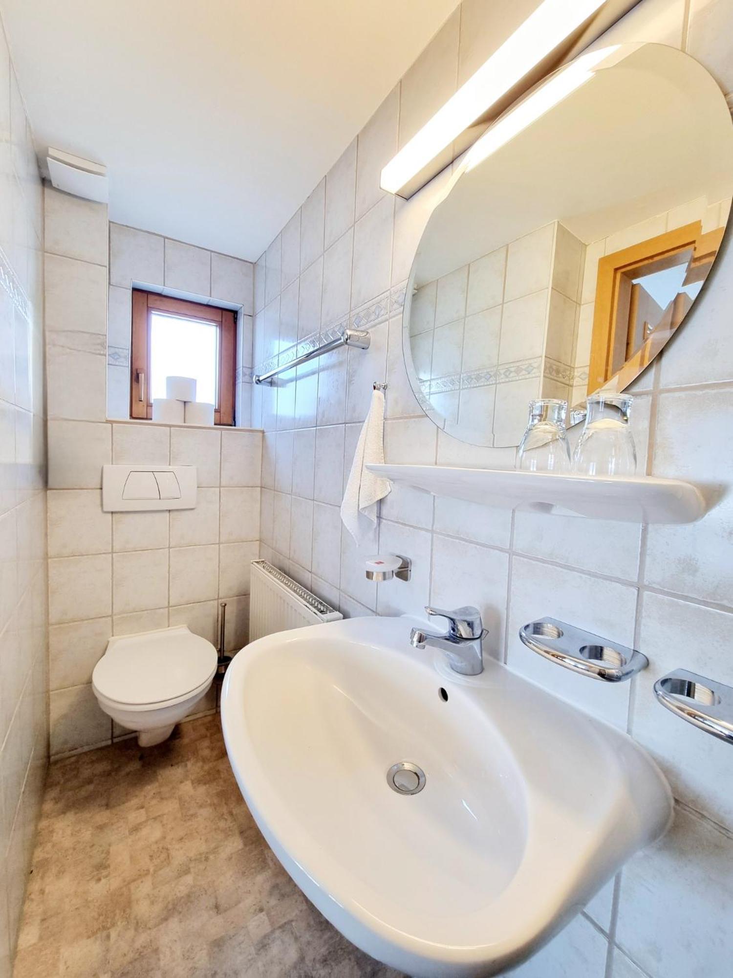 Das Bergfried - Urlaub Zentral Und Ruhig! Apartamento Riezlern Quarto foto