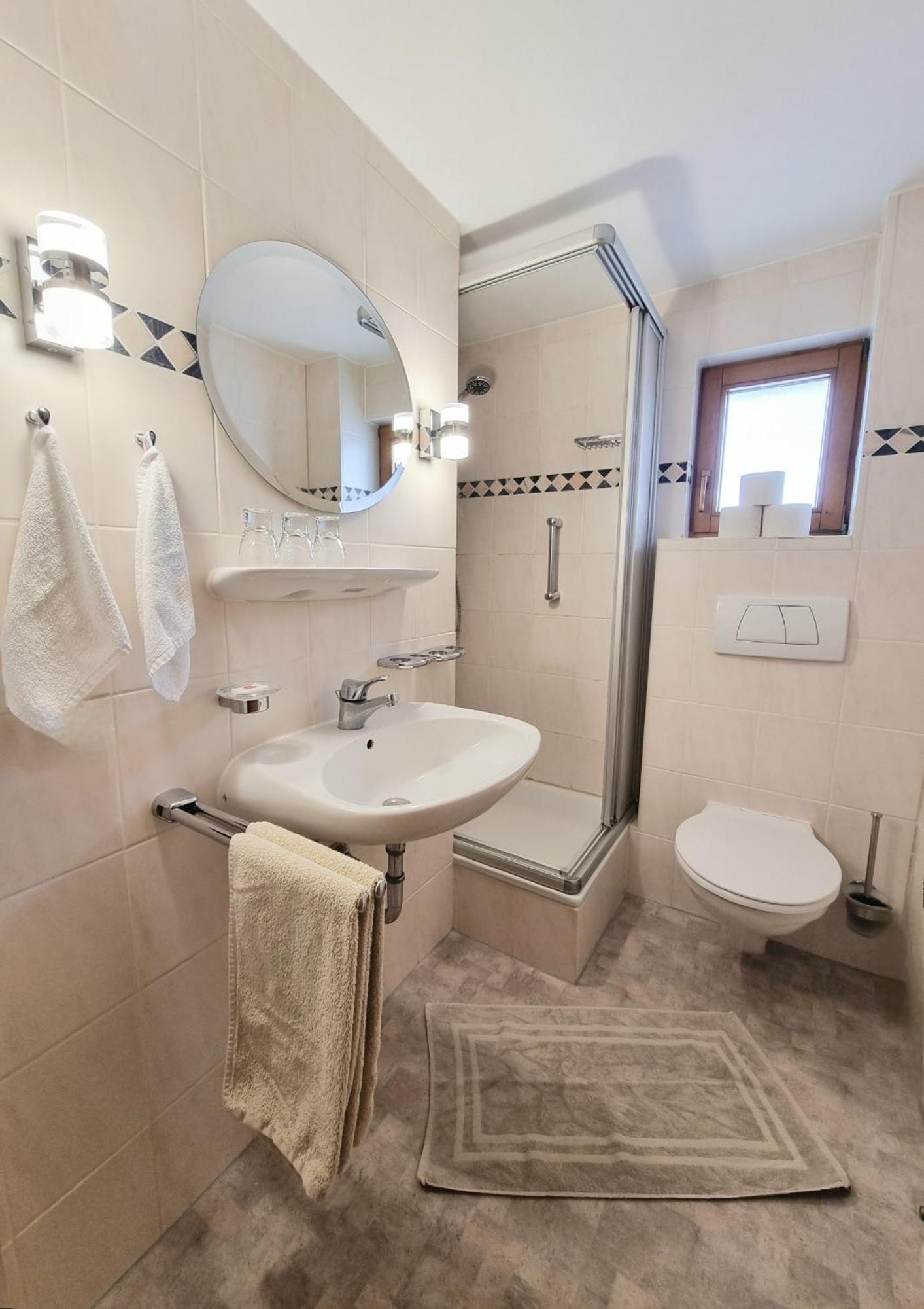 Das Bergfried - Urlaub Zentral Und Ruhig! Apartamento Riezlern Quarto foto